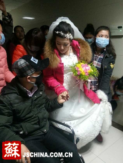 徐州白血病小伙病房与女友完婚
