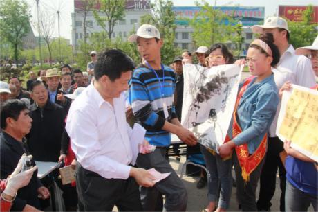 丰县开展支援雅安地震灾区书法、摄影作品义卖活动
