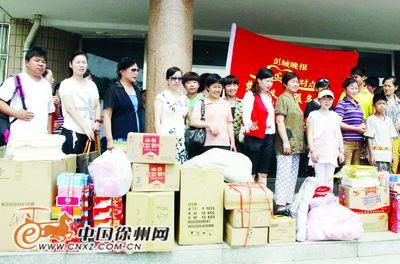 百余爱心人士涌进福利院 爱心之旅继续进行