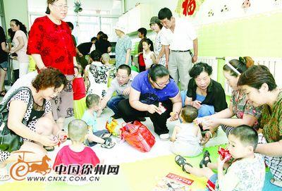 百余爱心人士涌进福利院 爱心之旅继续进行
