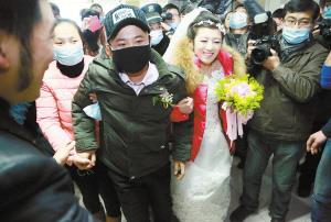 《中国徐州网》邹文君昨与白血病男友戴广才大婚