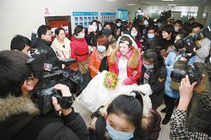 《中国徐州网》邹文君昨与白血病男友戴广才大婚