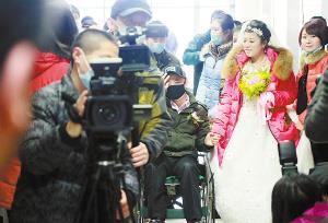 《中国徐州网》邹文君昨与白血病男友戴广才大婚