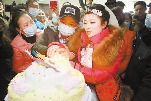 《中国徐州网》邹文君昨与白血病男友戴广才大婚