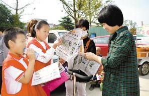 300多名志愿者昨义卖报纸
