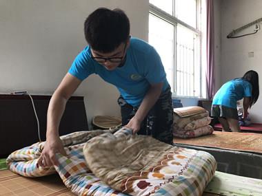 丰县正能量公益党员、交警、大学生志愿者一起看望慰问孤寡老人
