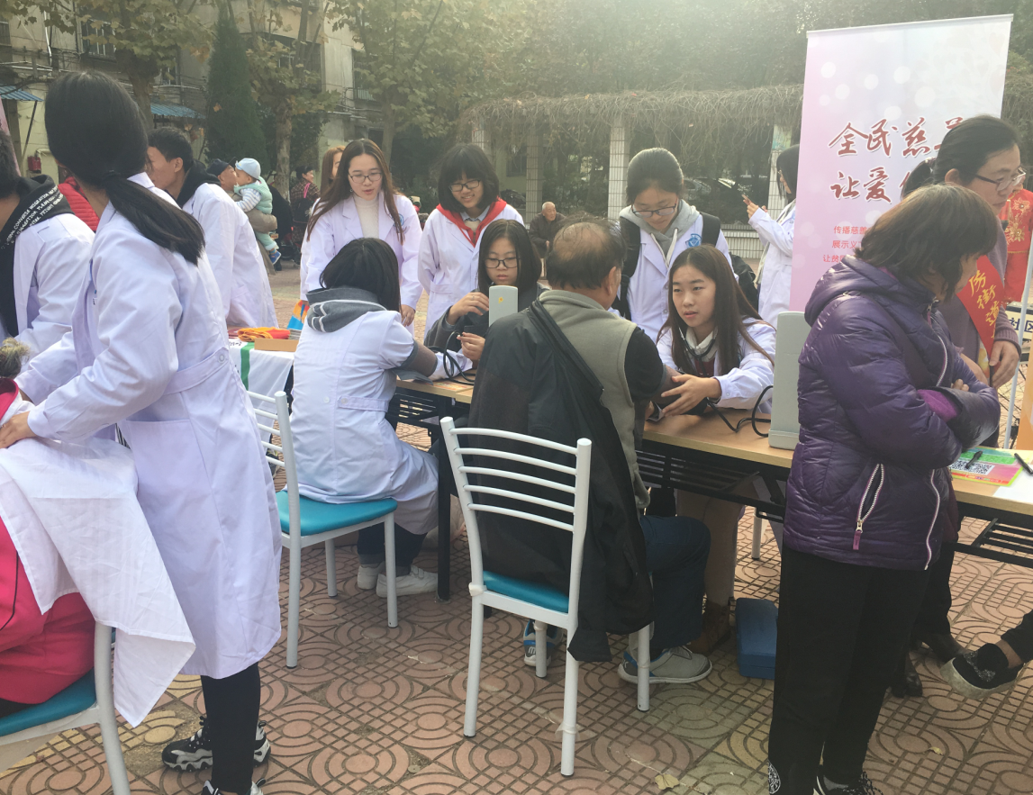 “彭城慈善社区行”第二站走进金狮小区